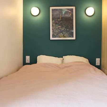 Spacious Duplex Near Bastille Париж
