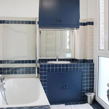 Spacious Duplex Near Bastille