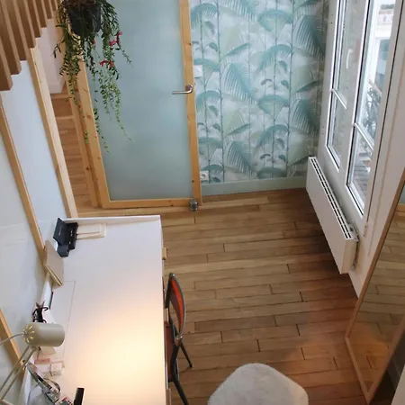 Spacious Duplex Near Bastille Апартаменты Париж