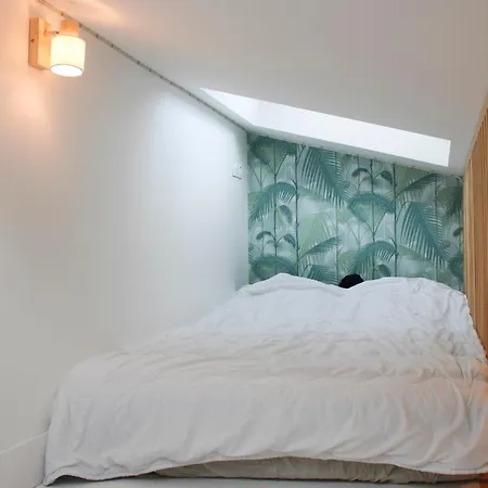 Spacious Duplex Near Bastille Апартаменты Париж
