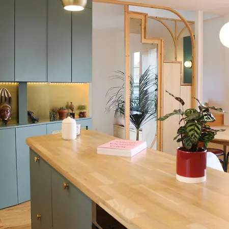 Spacious Duplex Near Bastille * Париж